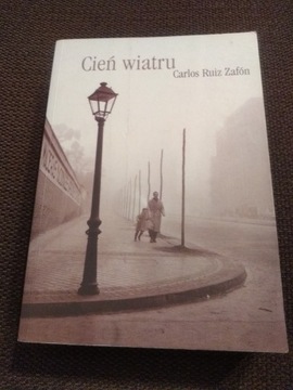 książka Cień Wiatru Carlos Ruiz Zafon