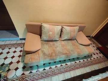 Rozkładana kanapa w dobrym stanie z poduszkami