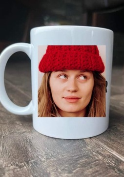 Kubek girl in red cup 