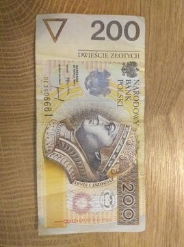 Banknot 200 zł rosnaca czcionka