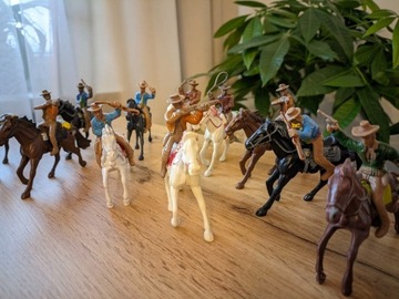 Żołnierzyki PRL figurki kowboje 