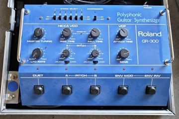 Syntezator gitarowy Roland GR 300 + pickup Roland GK1