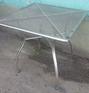 Metalowy stolik ogrodowy 