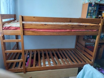 Łóżko piętrowe sosnowe z materacami.