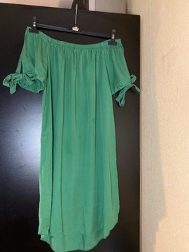 Zielona sukienka hiszpanka odkryte ramiona letnia