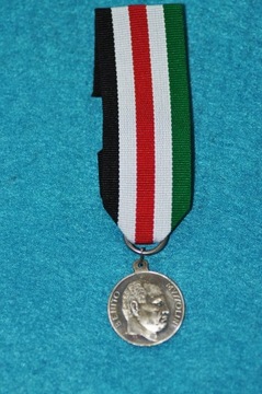 medal Mussolini ze wstążką