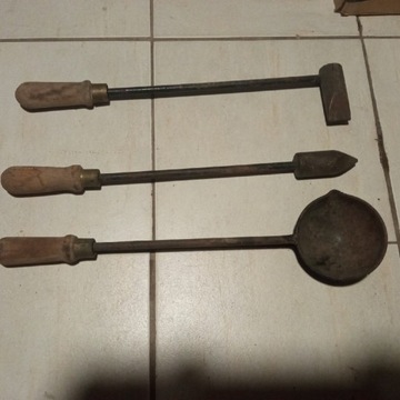 Stary tygiel do ołowiu i narzędzia lutownicze