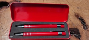 Długopis i ołówek w metalowym pudełku