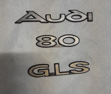 Emblematy AUDI 80 GLS na klapę bagażnika komplet 