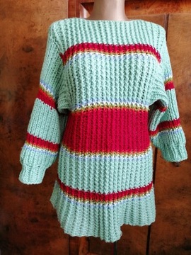 Rękodzieło sweter robiony ręcznie na drutach.
