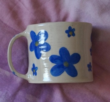 Ceramiczny kubek ręcznie robiony w kwiaty
