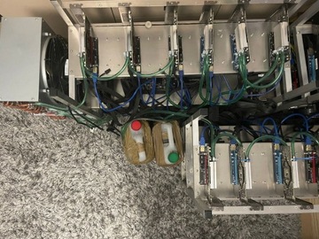 Koparki kryptowalut 12 kart RTX plus chłodzenie 