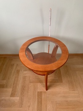 Stolik drewniany ze szklanym blatem
