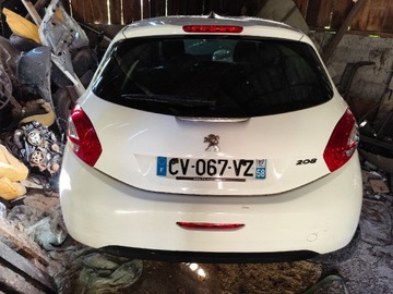 peugeot 208 tylna klapa zderzak lampy pas ewpb