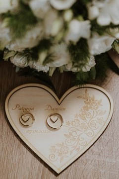 Tacka drewniana na obrączki w kształcie serca