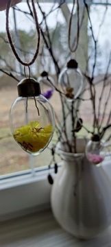 Szklana zawieszka jajko z suszonymi kwiatami 
