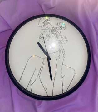 Zegar ścienny z wizerunkiem kobiety