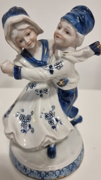 Figurka z porcelany z niebieskimi zdobieniami