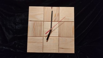 Zegar wiszący z drewna sosnowego (z recyclingu)