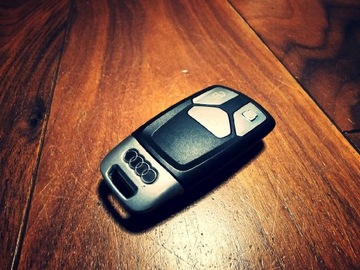 Oryginalny kluczyk Audi Q5 - keyless