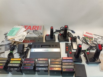 Atari 2600 , pudełko, dokumenty, 26 kartridży, gry