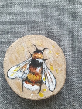 Obraz ręcznie malowany na drewnie pszczoła