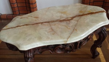 Stary włoski stolik z marmurowym blatem.