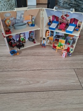 Playmobil domek przenośny 5 figurek psy kot mebele