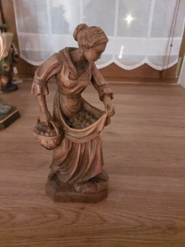 Rzeźbiona drewniana postać wieśniaczki 