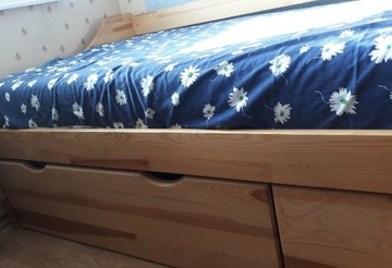 Drewniane łóżko z szufladami 