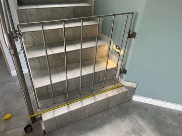 Bramka barierka zabezpieczająca na schody