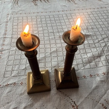 Dwa piękne świeczniki mosiężne.