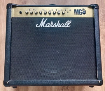 Marshall MG100FX z celestionem i footswitchem