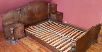 Komplet rzeźbione łóżko z szafkami.