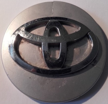 Emblemat Toyoty z kołpaka