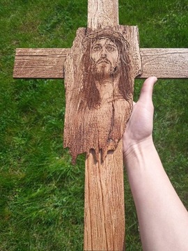 Duży drewniany krzyż ścienny.  46 cm