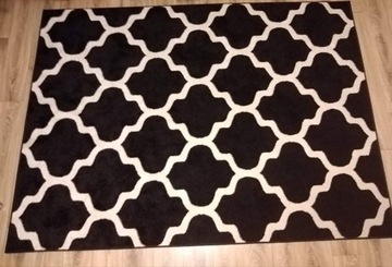 śliczny dywan czarno-biały