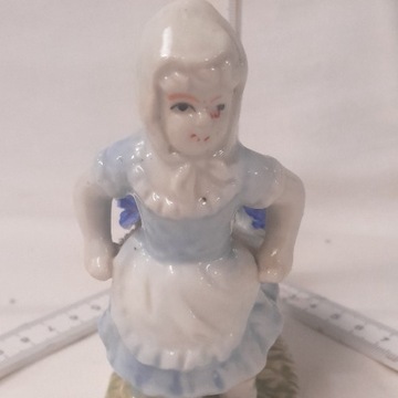Porcelanowa figurka dziewczynka z kwiatowym wózkie