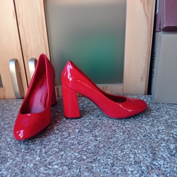(H035) Czerwone buty na grubym obcasie R.36