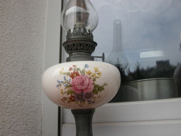 stara lampa naftowa porcelana w kwiaty 
