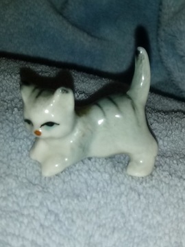 Porcelanowa stara śliczna mała figurka kotek