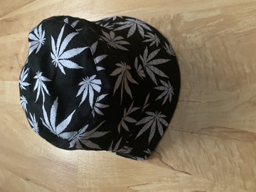 Bucket z liśćmi czapka czarna