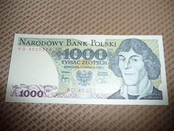 Banknot widoczny na zdjęciu 1000 zł 1982 rok