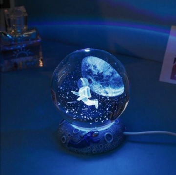 Oświetlana kula 3D z Astronautą i Księżycem