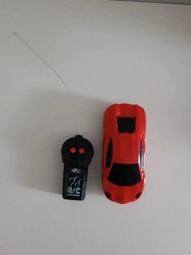 Czerwony samochodzik zabawka zdalnie sterowany
