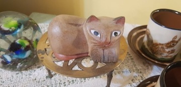 Drewniany uśmiechnięty kotek
