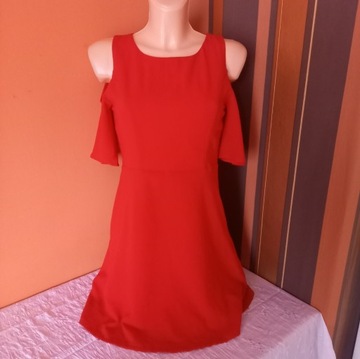 czerwona sukienka z odkrytymi ramionami