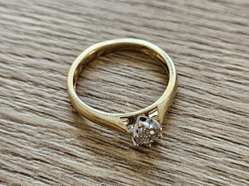 Złoty pierścionek 585 z Diamentem 0.1ct