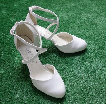 Białe buty ślubne