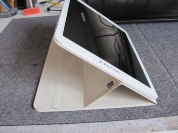 Biały tablet Samsung Galaxy S2, 9.7" - uszkodzony